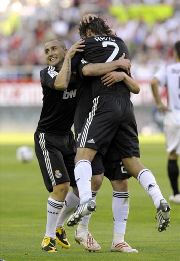 中国足协代表团访问法兰克福俱乐部，双方开展深度交流（中国足协代表团赴法兰克福俱乐部考察，双方展开深入对话）