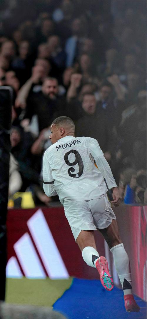 足球国足再次加练射门，教练组严要求（国足再度强化射门训练，教练组从严把关）