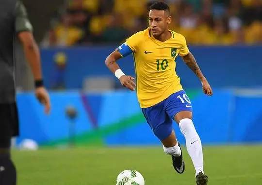 胡梅尔斯：拜仁上半场不给巴黎任何喘息机会，甚至有级别差距（胡梅尔斯：拜仁上半场全面压制巴黎，仿佛不在同一档次）