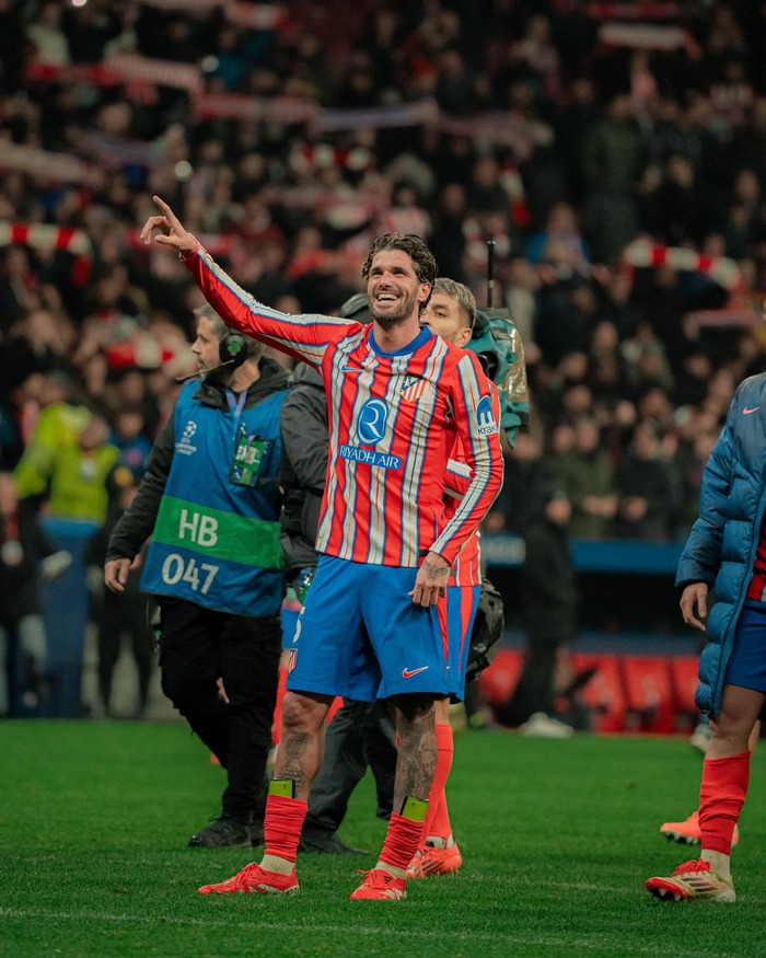 雷霆以132比111大胜独行侠，亚历山大高效砍下33分，延续14连胜。（雷霆132-111轻取独行侠，亚历山大高效轰下33分，豪取14连胜）