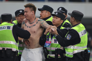 队报：纽约市长是阿森纳铁杆球迷，枪手旧将沙马赫给他送球衣（队报：纽约市长是阿森纳死忠，前枪手沙马赫赠其球衣）