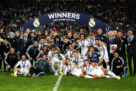 世体：弗里克对阿劳霍首张黄牌不满，他要求球员尽量减少抗议（世体：弗里克不满阿劳霍首张黄牌，要求球员尽量少抗议）