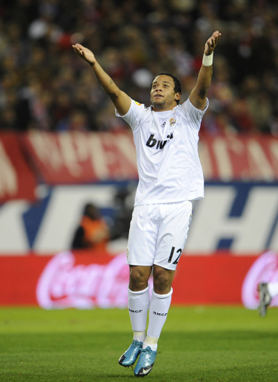 足球巴萨主帅称赞中场新核：不可替代