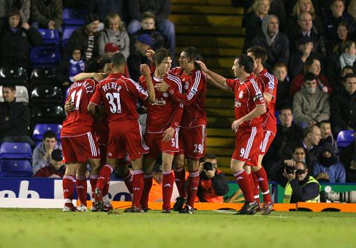 图片报：因极端球迷大规模燃放烟火，拜仁将面临欧足联的处罚（极端球迷大规模燃放烟火，拜仁恐遭欧足联处罚）